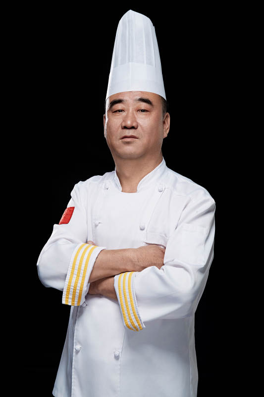 黑色背景下的酒店行政主厨形象图片