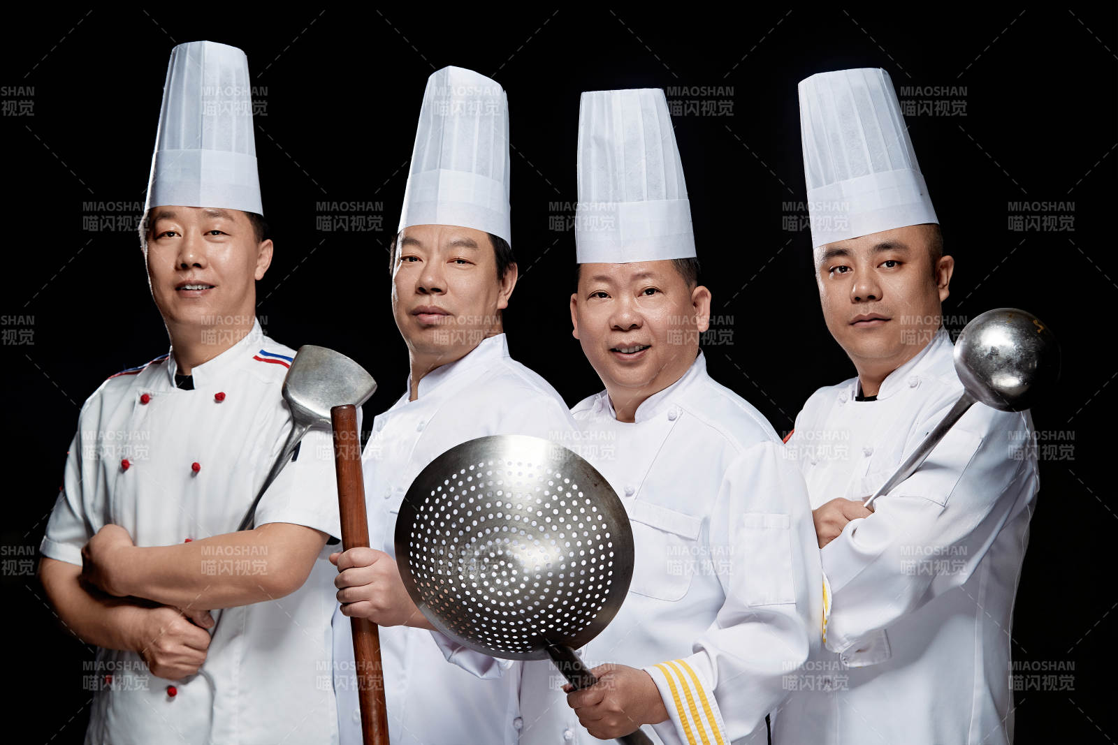 黑色背景下的酒店高级厨师团队形象图片