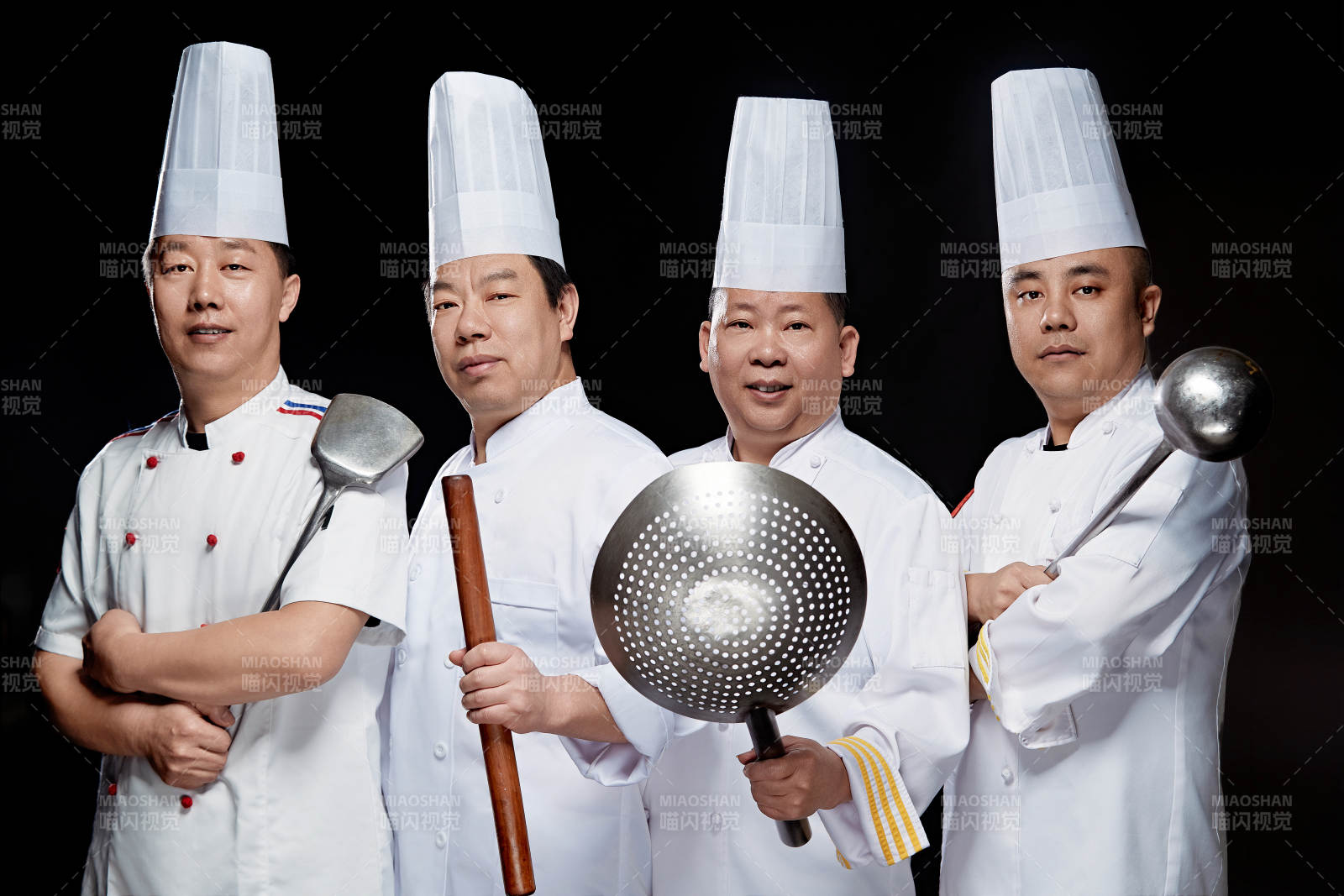 黑色背景下的酒店高级厨师团队形象图片