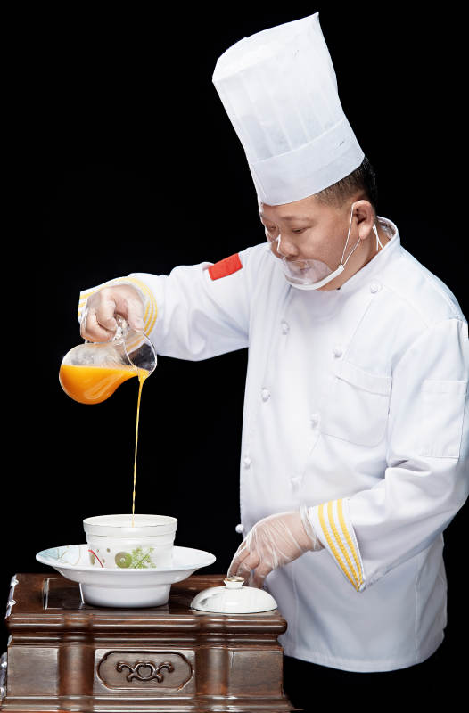精心制作菜品的高级粤菜厨师图片