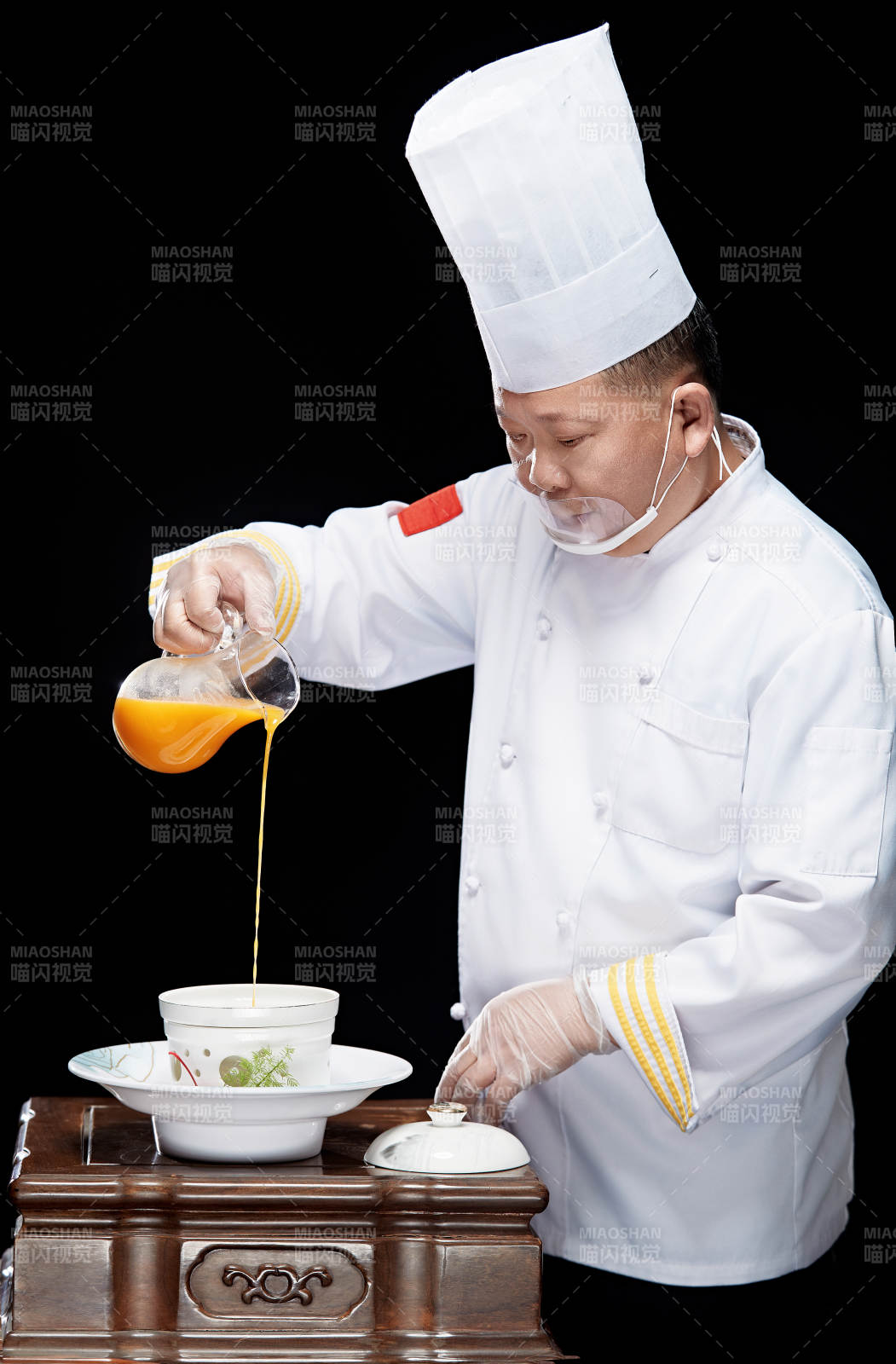 精心制作菜品的高级粤菜厨师图片