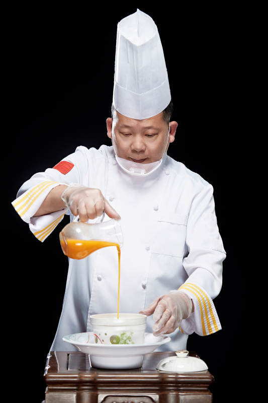 精心制作菜品的高级粤菜厨师图片