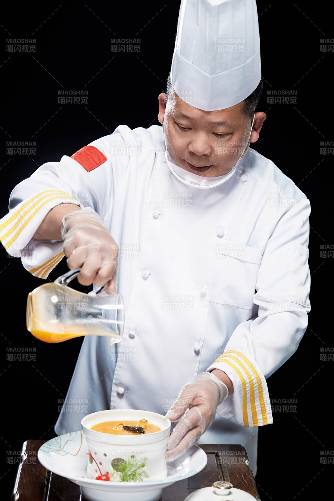 精心制作菜品的高级粤菜厨师图片