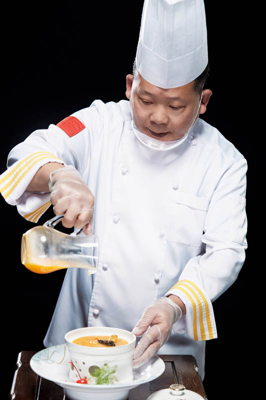 精心制作菜品的高级粤菜厨师图片