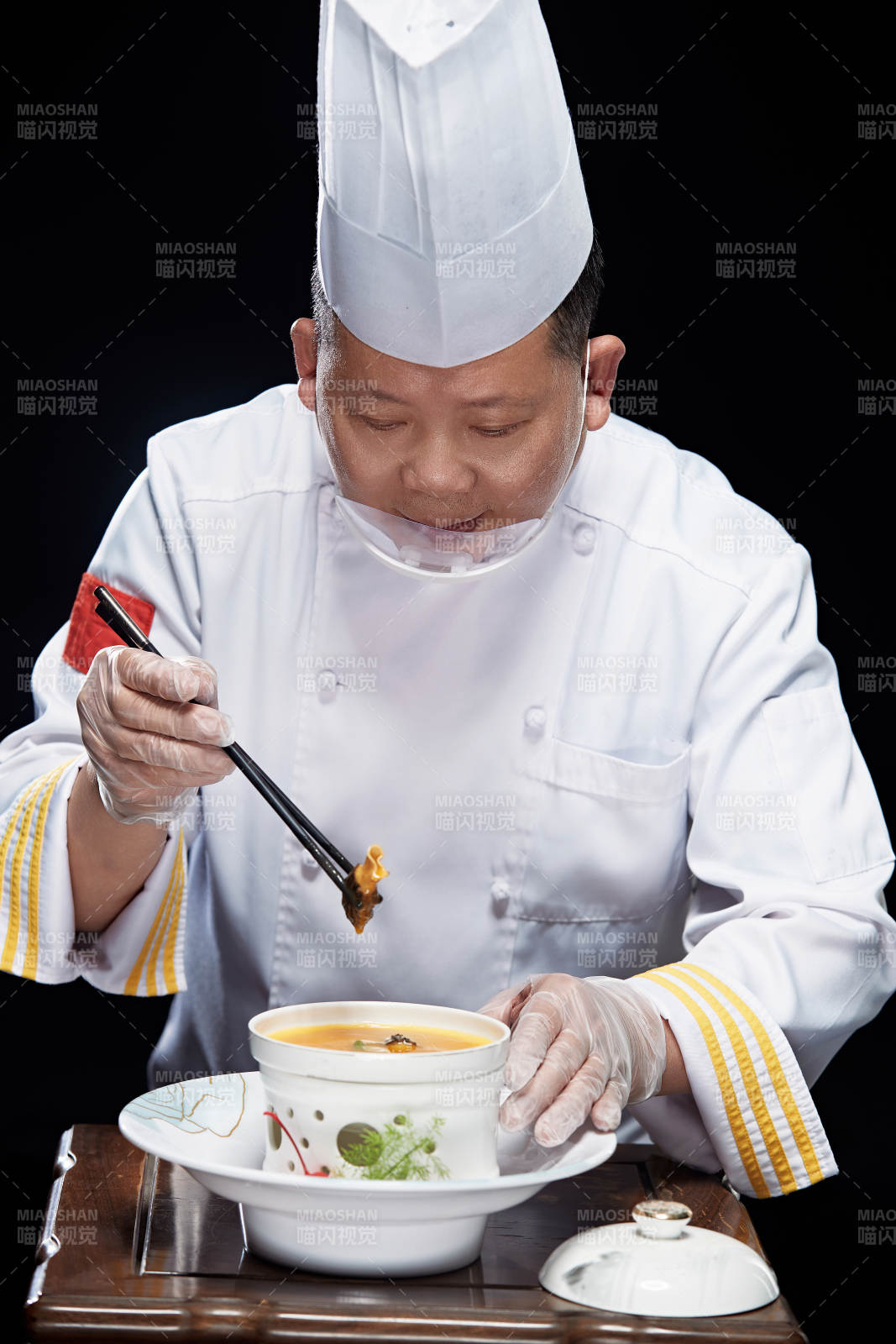 精心制作菜品的高级粤菜厨师图片