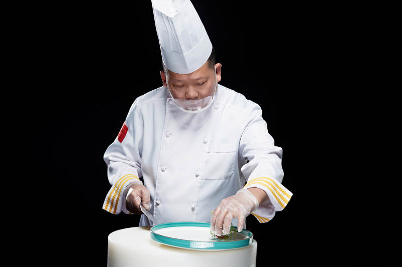 在案板上精心切配美味佳肴的厨师图片