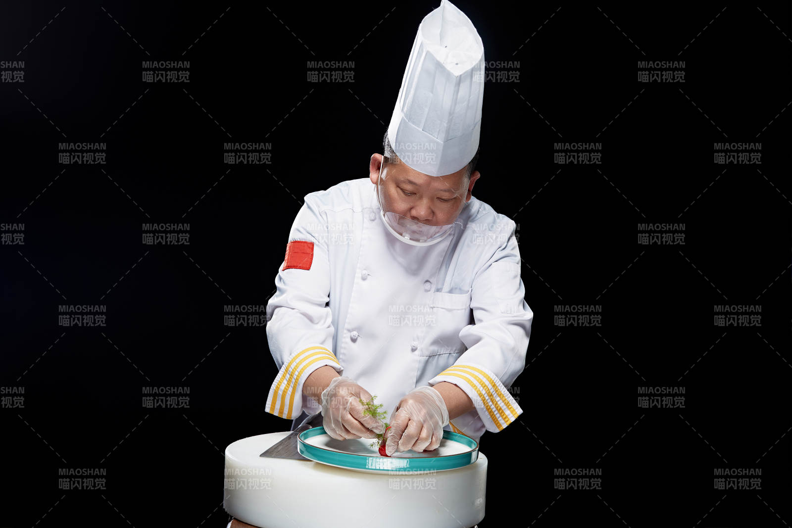 在案板上精心切配美味佳肴的厨师图片