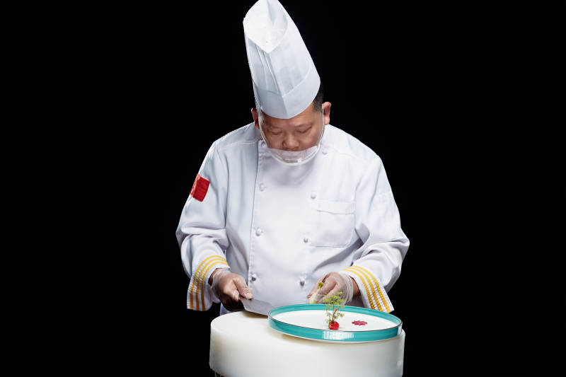 在案板上精心切配美味佳肴的厨师图片