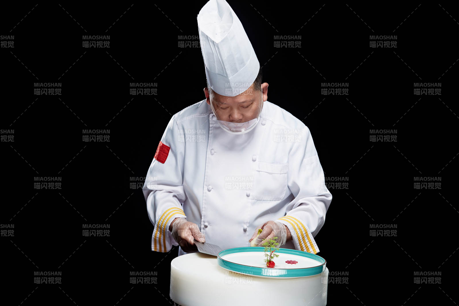 在案板上精心切配美味佳肴的厨师图片