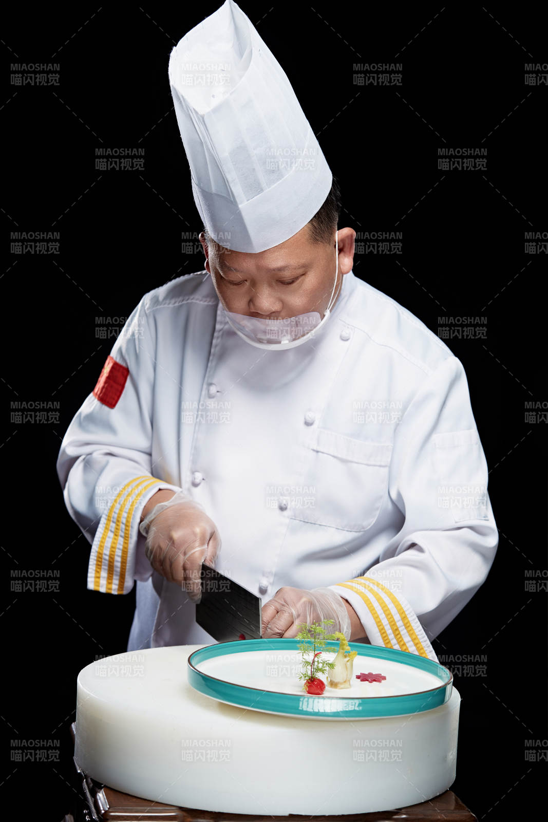 在案板上精心切配美味佳肴的厨师图片