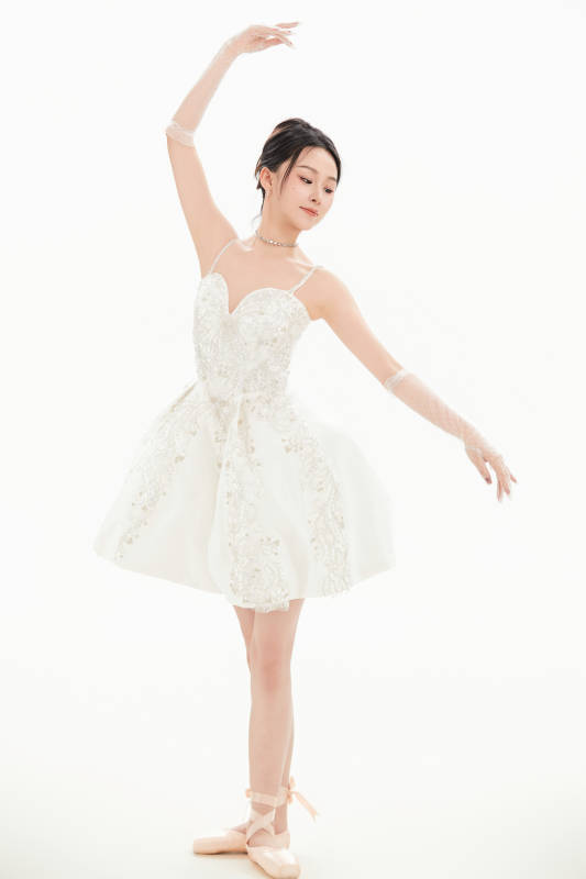 白色背景下跳芭蕾舞的亚洲少女图片