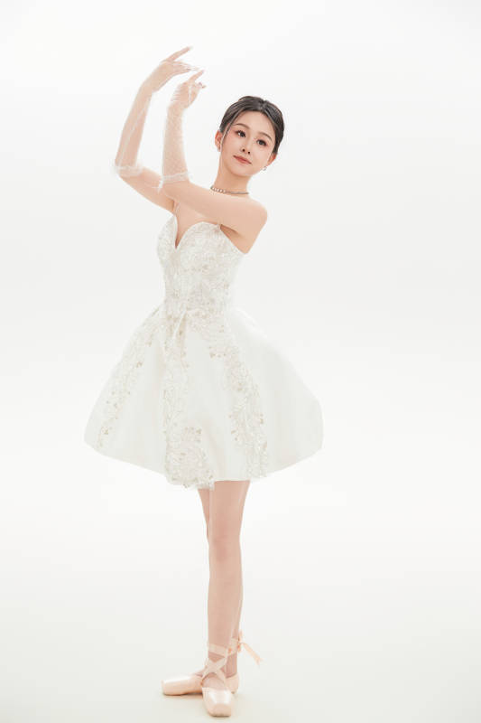 白色背景下跳芭蕾舞的亚洲少女图片