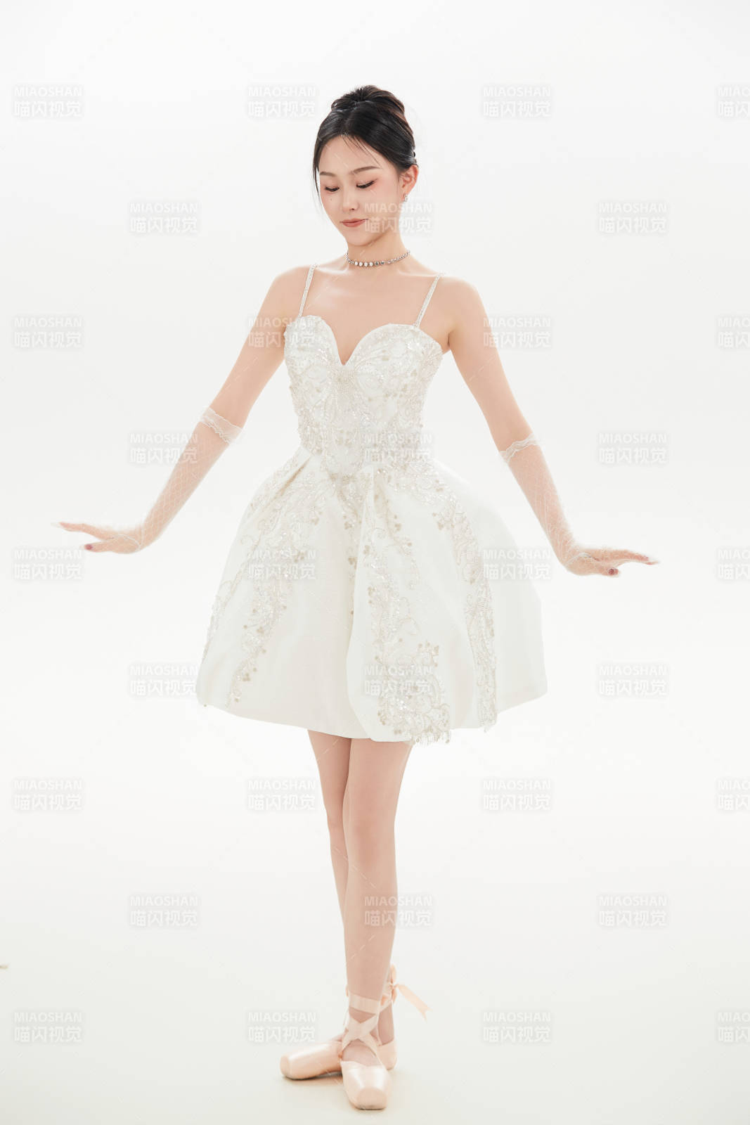 白色背景下跳芭蕾舞的亚洲少女图片