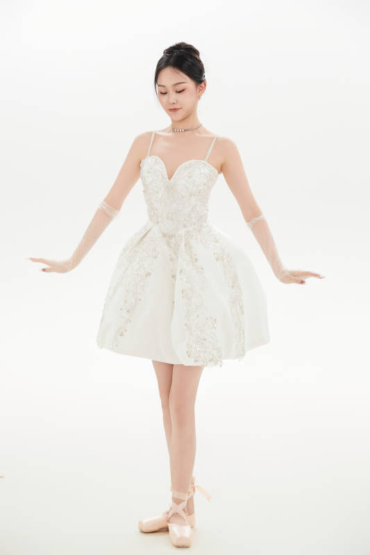 白色背景下跳芭蕾舞的亚洲少女图片