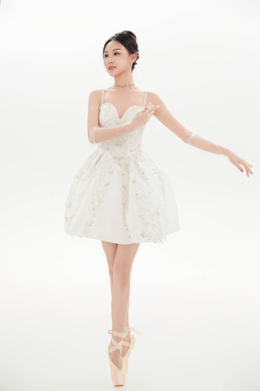 白色背景下跳芭蕾舞的亚洲少女图片