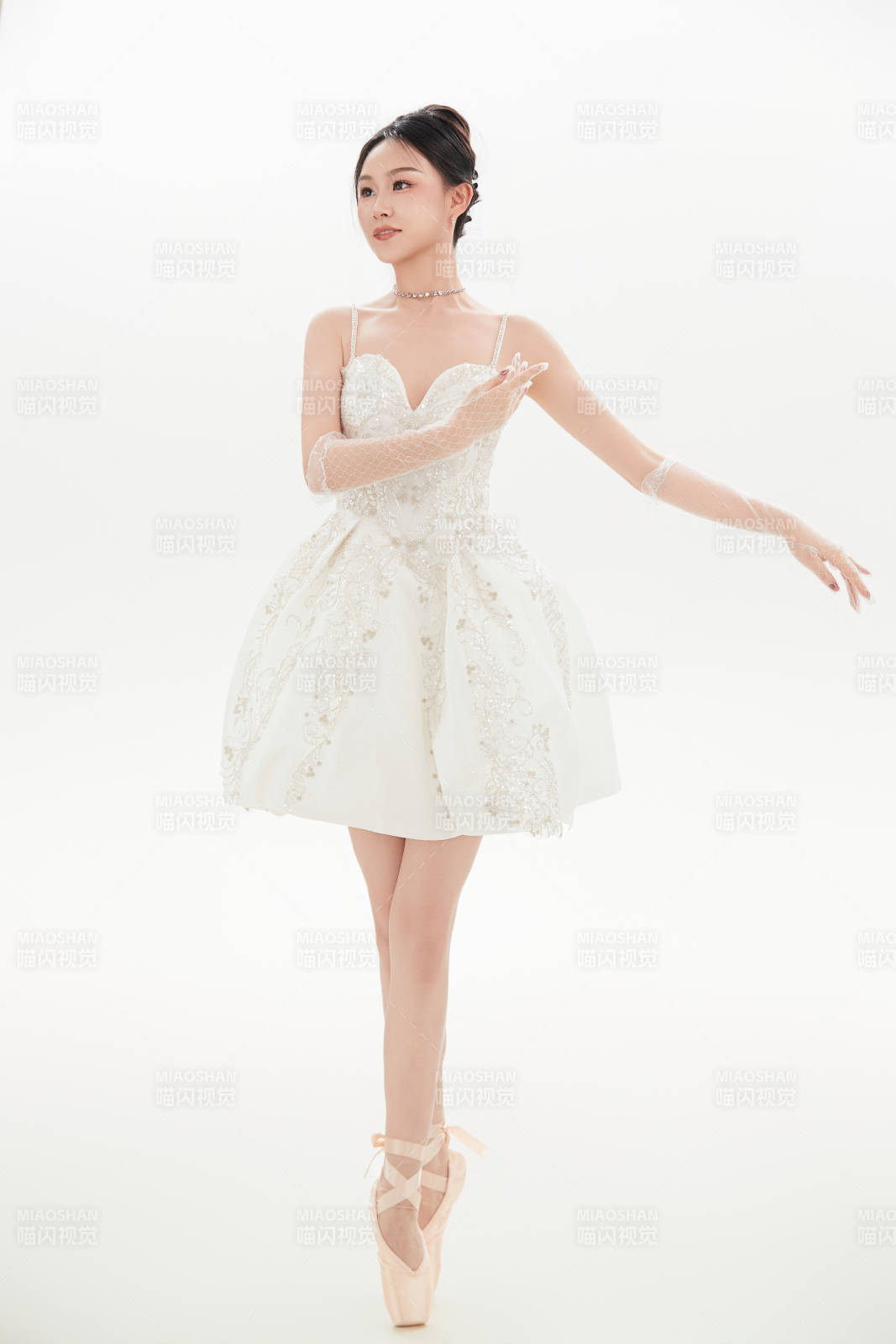 白色背景下跳芭蕾舞的亚洲少女图片