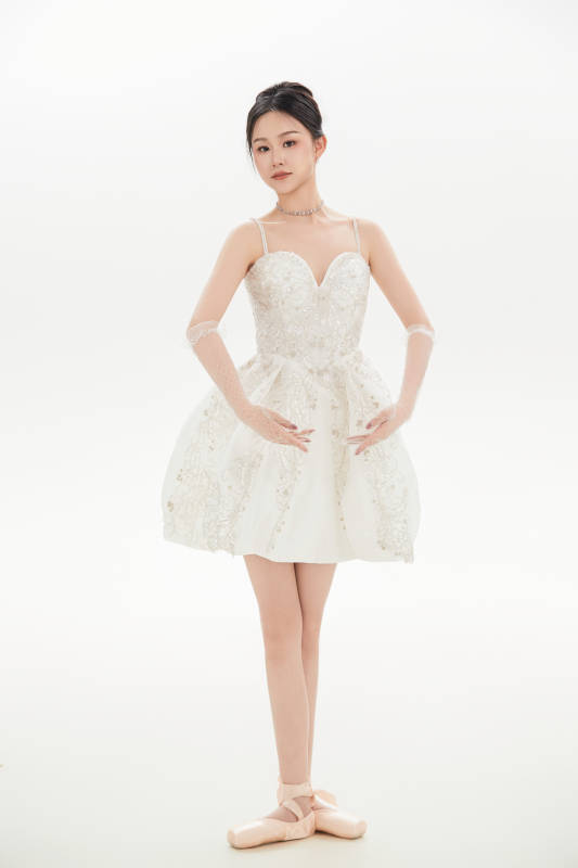 白色背景下跳芭蕾舞的亚洲少女图片