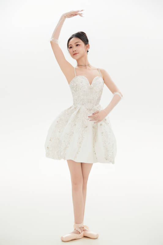 白色背景下跳芭蕾舞的亚洲少女图片