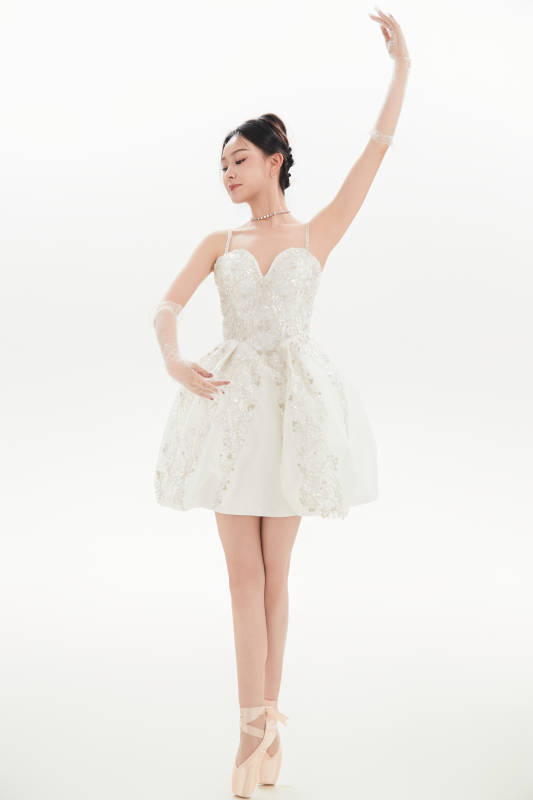 白色背景下跳芭蕾舞的亚洲少女图片