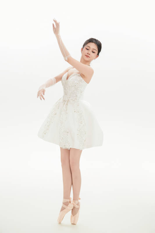 白色背景下跳芭蕾舞的亚洲少女图片
