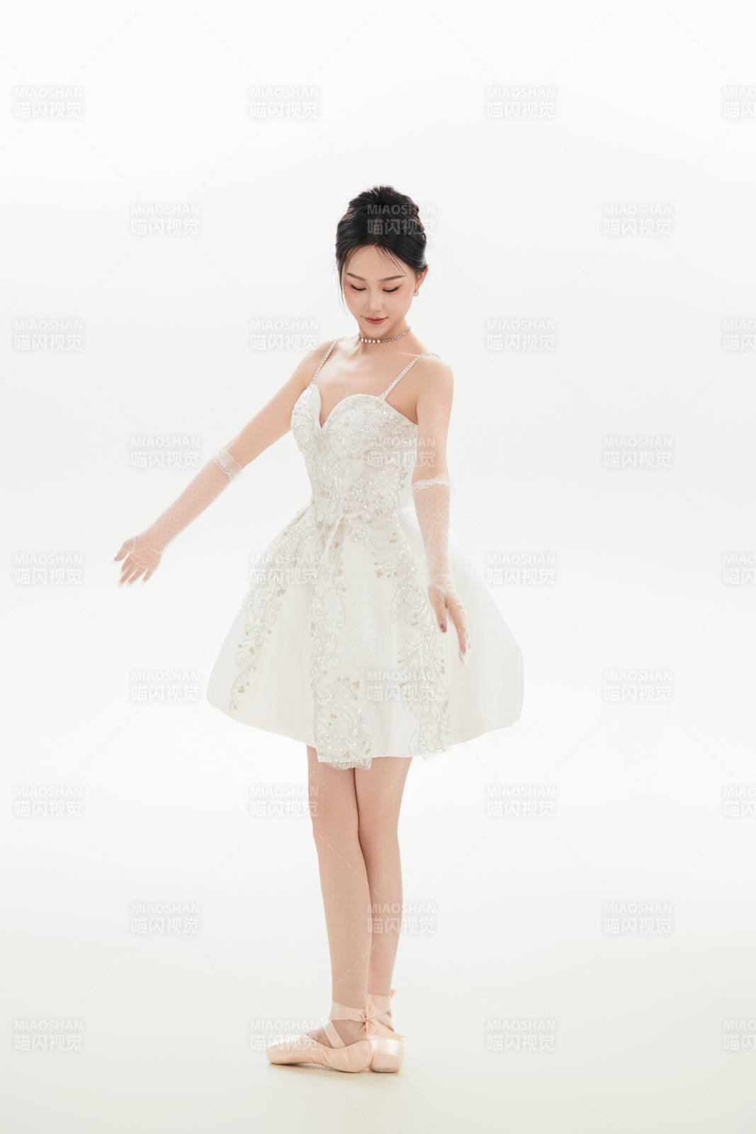 白色背景下跳芭蕾舞的亚洲少女图片