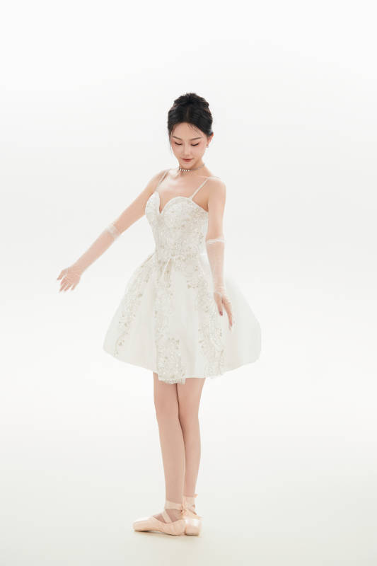 白色背景下跳芭蕾舞的亚洲少女图片