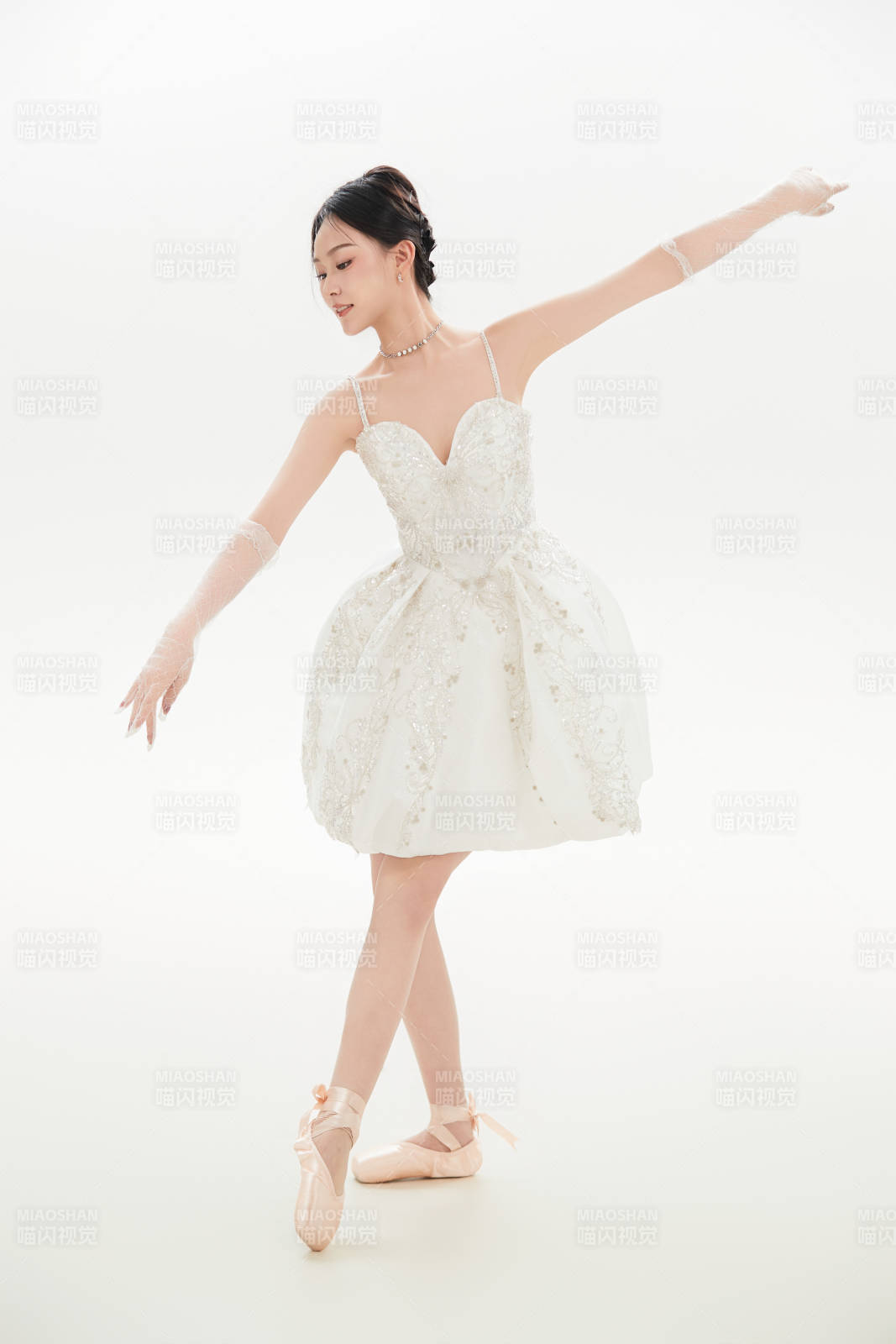 白色背景下跳芭蕾舞的亚洲少女图片