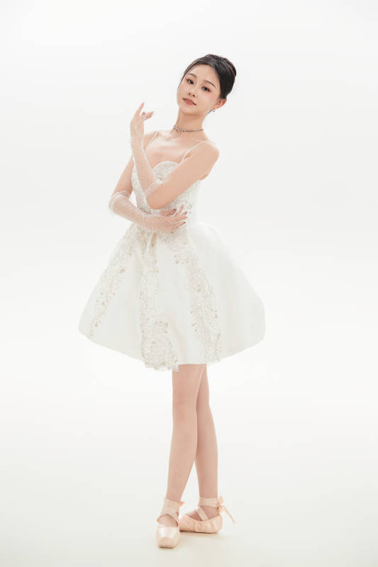 白色背景下跳芭蕾舞的亚洲少女图片