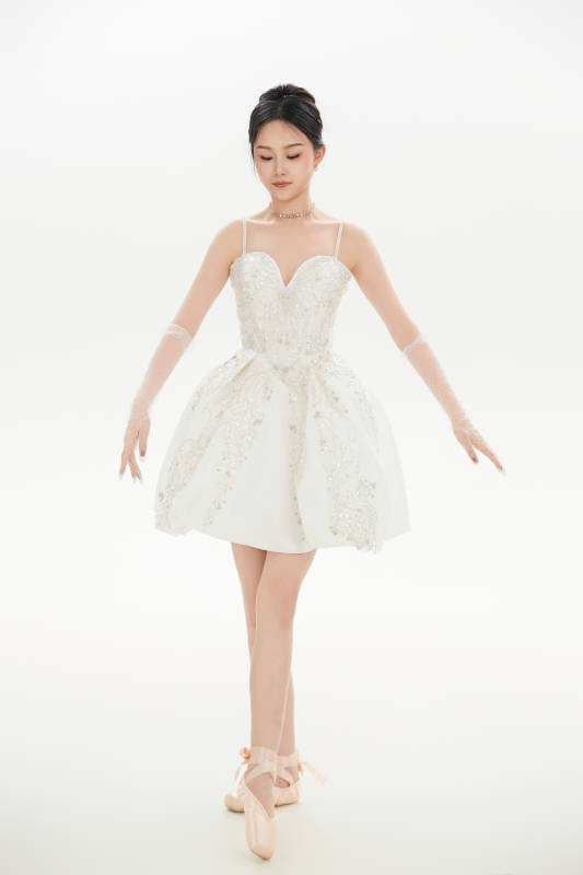 白色背景下跳芭蕾舞的亚洲少女图片