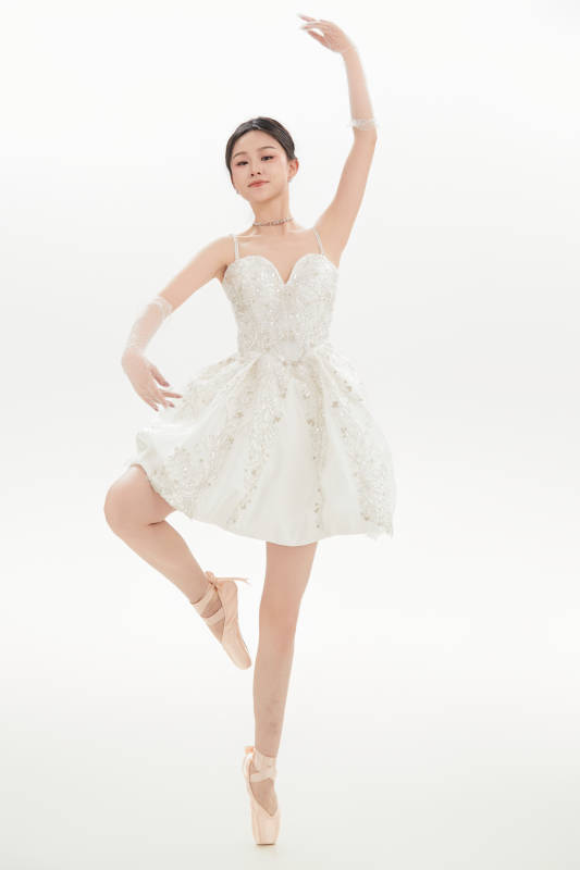 白色背景下跳芭蕾舞的亚洲少女图片