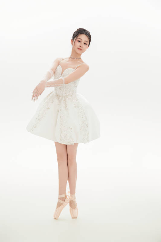 白色背景下跳芭蕾舞的亚洲少女图片