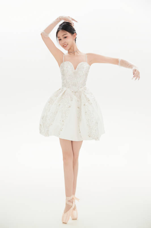 白色背景下跳芭蕾舞的亚洲少女图片