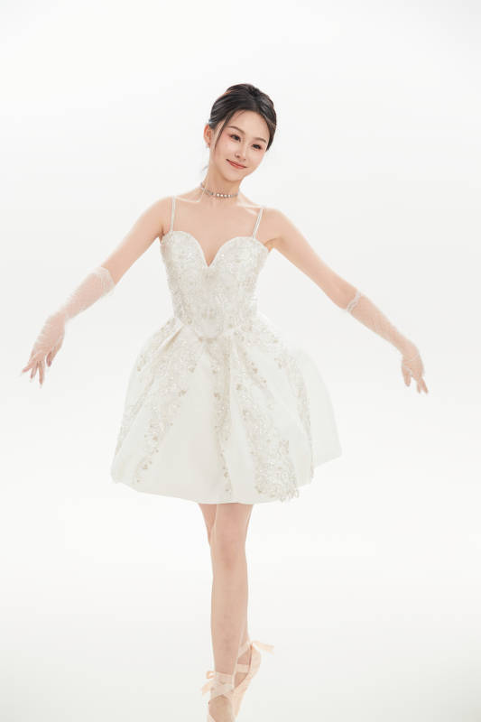 白色背景下跳芭蕾舞的亚洲少女图片