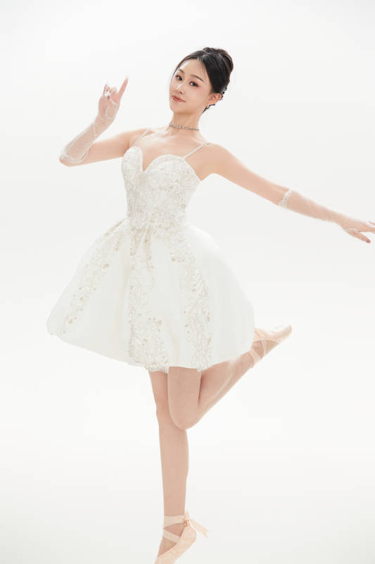 白色背景下跳芭蕾舞的亚洲少女图片