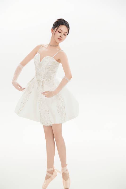 白色背景下跳芭蕾舞的亚洲少女图片