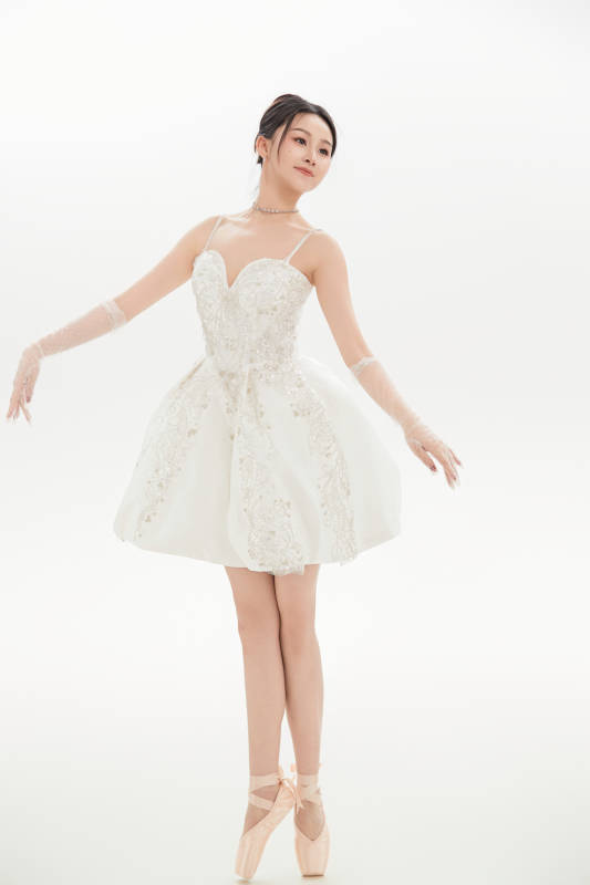 白色背景下跳芭蕾舞的亚洲少女图片