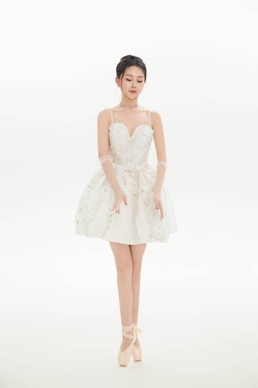 白色背景下跳芭蕾舞的亚洲少女图片