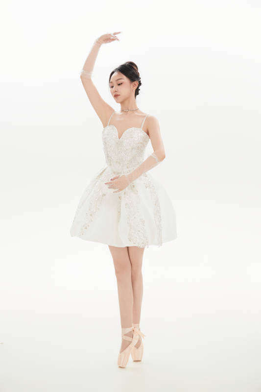 白色背景下跳芭蕾舞的亚洲少女图片