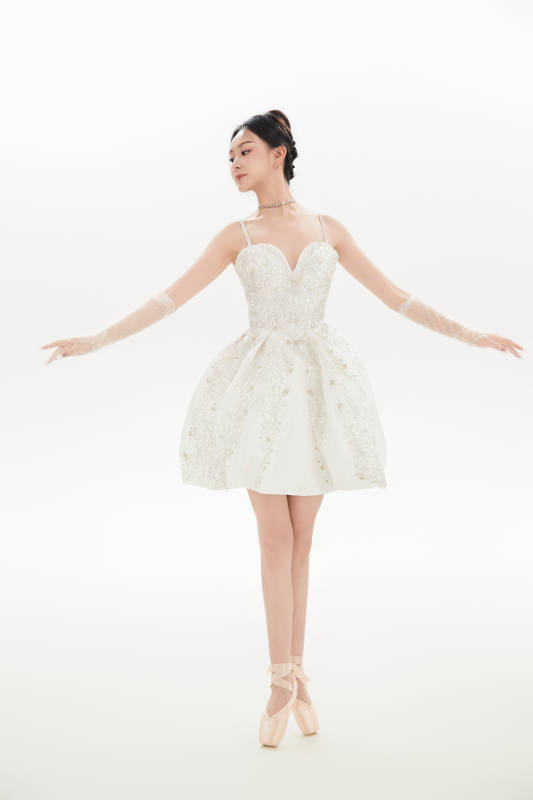 白色背景下跳芭蕾舞的亚洲少女图片