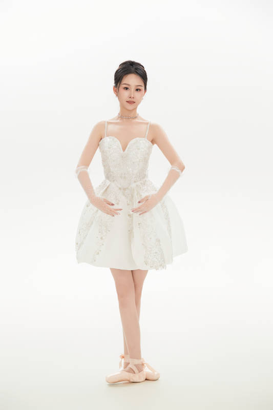 白色背景下跳芭蕾舞的亚洲少女图片