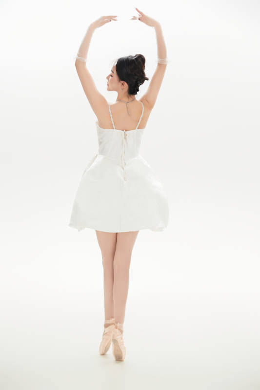 白色背景下跳芭蕾舞的亚洲少女图片