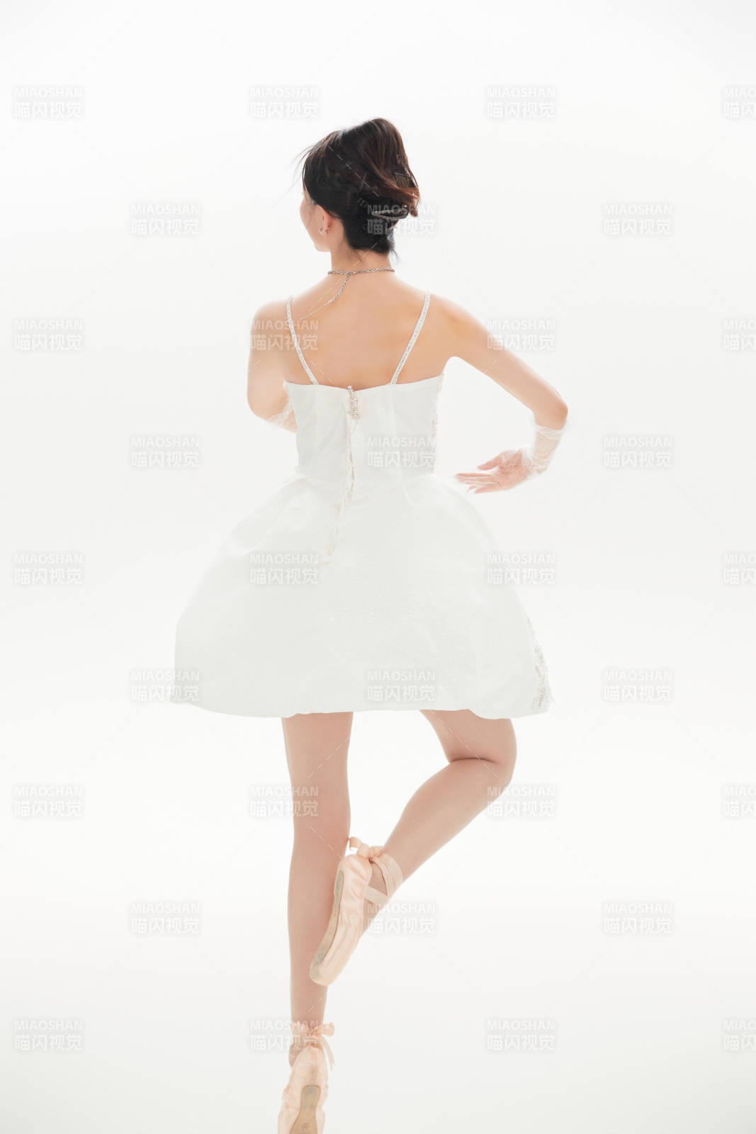 白色背景下跳芭蕾舞的亚洲少女图片