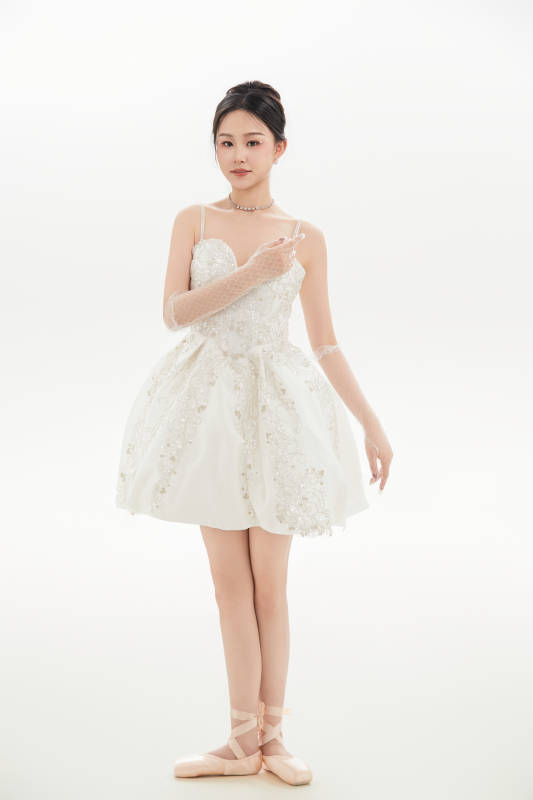 白色背景下跳芭蕾舞的亚洲少女图片