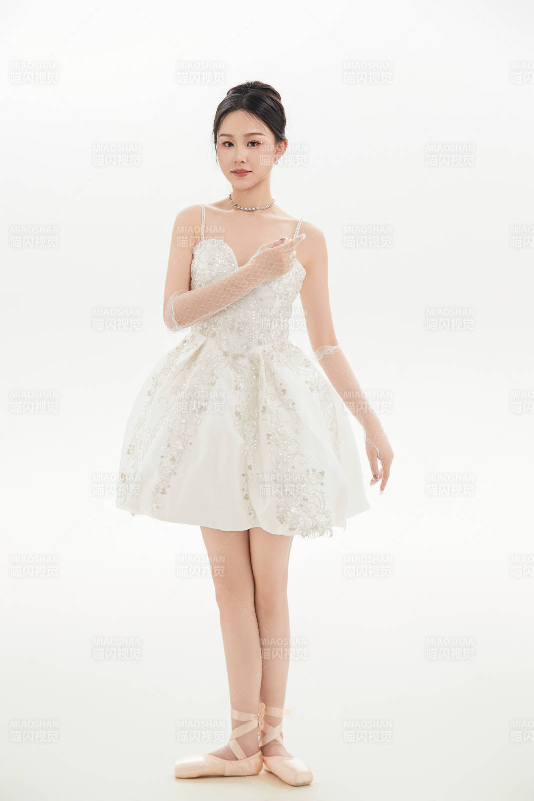 白色背景下跳芭蕾舞的亚洲少女图片