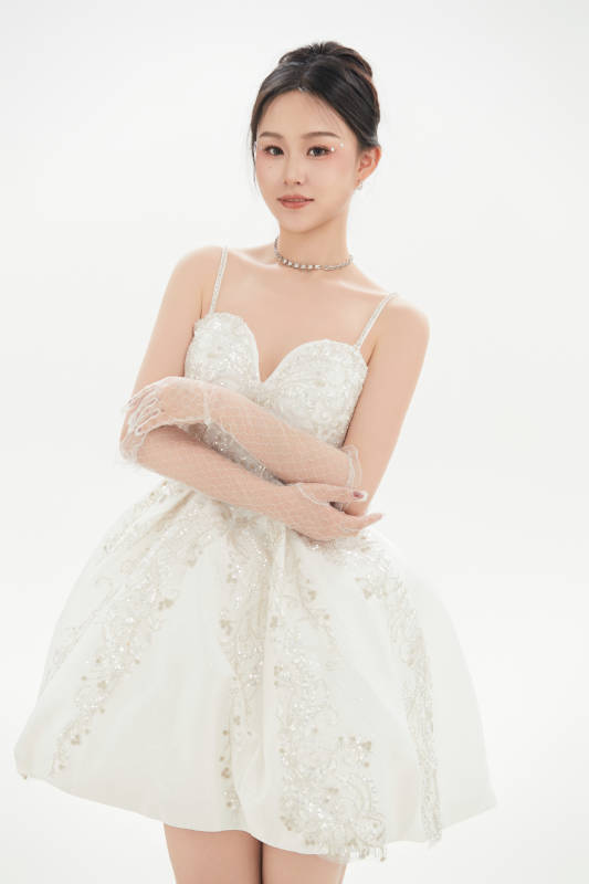 白色背景下跳芭蕾舞的亚洲少女图片