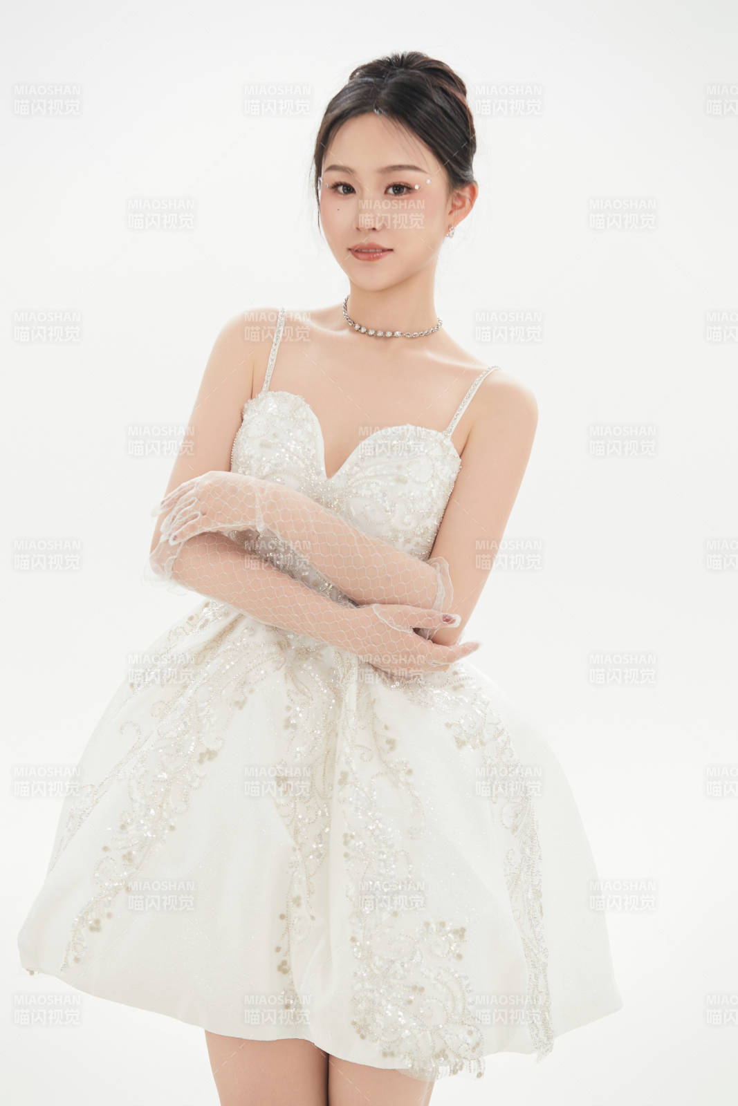 白色背景下跳芭蕾舞的亚洲少女图片