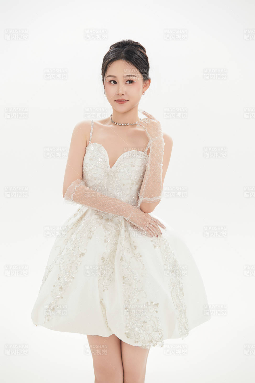 白色背景下跳芭蕾舞的亚洲少女图片