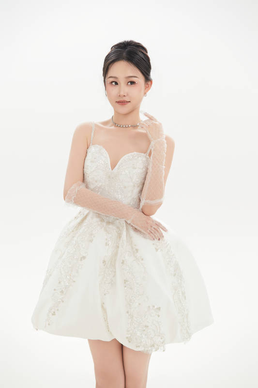 白色背景下跳芭蕾舞的亚洲少女图片