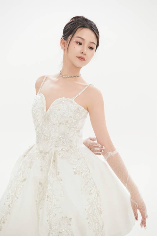 白色背景下跳芭蕾舞的亚洲少女图片