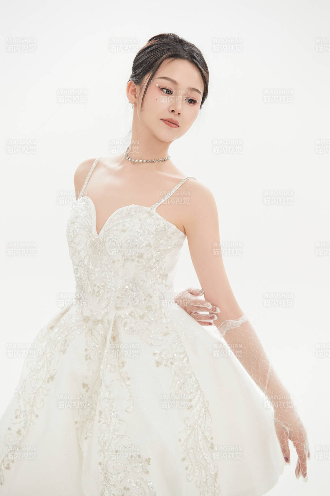 白色背景下跳芭蕾舞的亚洲少女图片